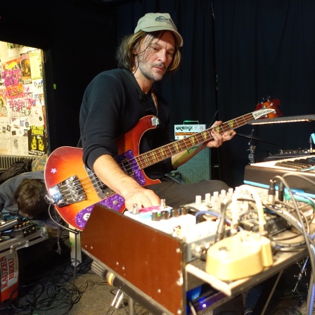 Ein Mann an der Gitarre, ein Mann hinter den Drums