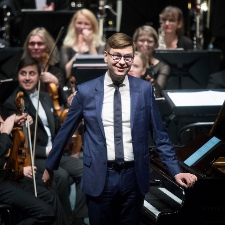 Das WDR3 Musikporträt "Die Schönheit der Vergangenheit ist die Heimat der Zukunft" zeigt das Iceland Symphony Orchestra mit Pianist Vikingur Ólafsson im Großen Festspielhaus in Salzburg 15.11.2019.