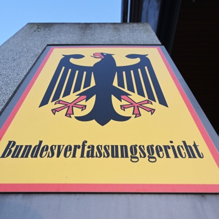 Ein Hinweisschild mit Bundesadler und dem Schriftzug &#034;Bundesverfassungsgericht&#034;