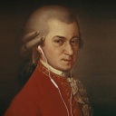 Montage: Wolfgang Amadeus Mozart mit In-Ohr-Kopfhörern