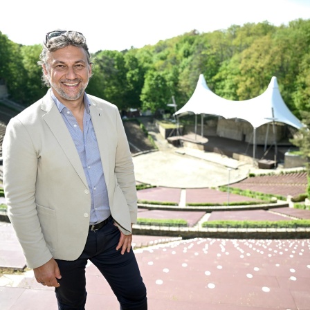 Jonas Kaufmann, Opernsänger, steht vor der Berliner Waldbühne (Bild: picture alliance/ dpa)