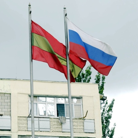 ARCHIV Russische und transnistrische Flaggen wehen vor einem Gebäude. 