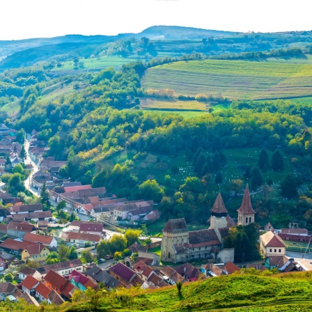 Die Via Transilvanica durch das Dorf Șeica Mică (Kleinschelken auf Deutsch) in Transilvanien, Rumänien.