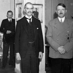 Premierminister Neville Chamberlain, Mitte, steht mit dem deutschen Bundeskanzler Adolf Hitler (rechts) vor den Gesprächen über die Sudetenlandkrise