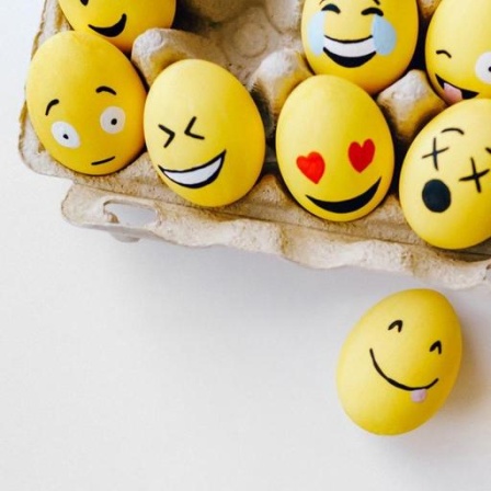 Gelb gefärbte Eier mit aufgemalten, lachenden Gesichtern.