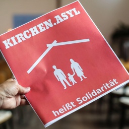 Schild mit der Aufschrift "Kirchenasyl heisst Solidarität"