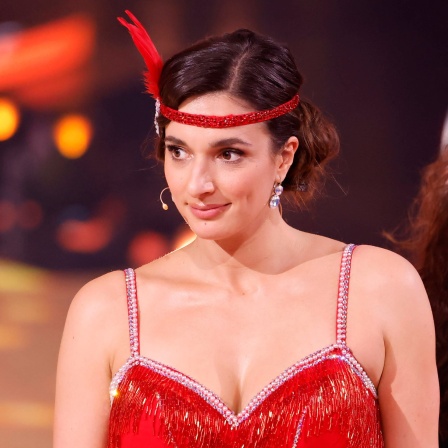 Unternehmerin Sally Özcan 2023 bei der RTL-Tanzshow &#034;Let&#039;s Dance&#034;. Saliha &#034;Sally&#034; Özcan ist eine deutsch-türkische Influencerin und Unternehmerin. Unter dem Namen &#034;Sallys Welt&#034; betreibt sie den erfolgreichsten YouTube-Kanal Deutschlands zum Thema Kochen und Backen: Viele Menschen bauen zu Influencern eine &#034;parasoziale Beziehung&#034; auf. Ein wichtiger Unterschied zu Beziehungen mit realen Freundinnen und Freunden ist, dass die Interaktion meist nicht wechselseitig ist.