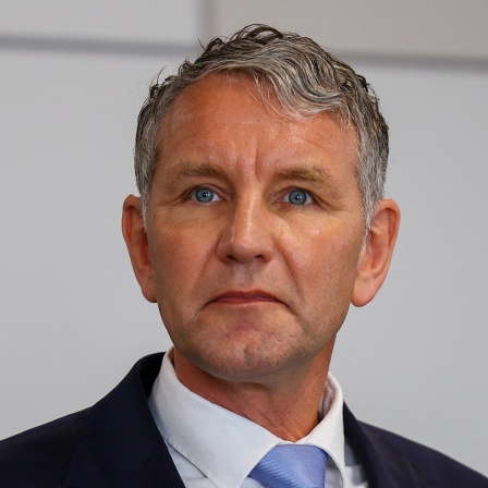 Björn Höcke (AfD) steht zu Beginn seines Prozesses im Landgericht Halle im Gerichtssaal. Angeklagt ist er wegen des Verwendens von Kennzeichen verfassungswidriger und terroristischer Organisationen. 