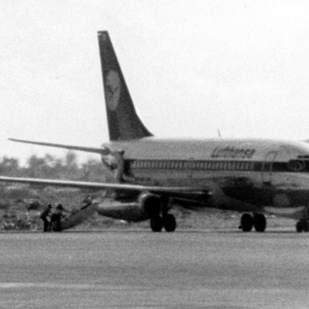 Die am 13. Oktober 1977 auf dem Flug von Mallorca nach Frankfurt/Main von vier Terroristen entführte Lufthansa-Maschine "Landshut" auf dem Flughafen von Mogadischu.