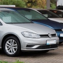 Gebrauchtwagen stehen bei einem Händler für Jahres- und Gebrauchtwagen von Volkswagen.