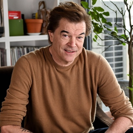 Campino ist z u Gast in SWR1 Leute. Der Musiker Campino am Rande eines Interviews. Am 25.03.2022 erscheint die Single &#034;Scheiss Ossis/ Scheiss Wessis&#034;, die zusammen mit dem Musiker, gegenseitigen Fan und Freund Marteria entstand.
