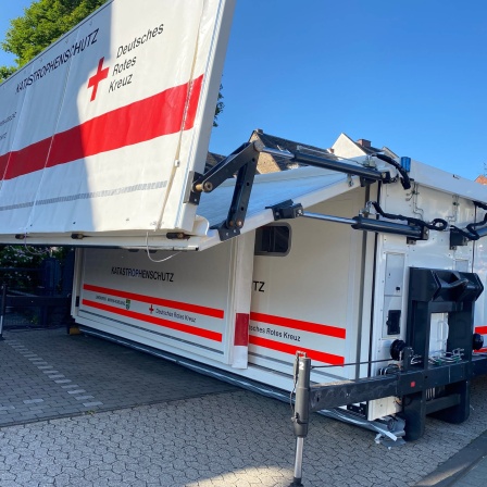 Die Wände des Prototyps werden ausgeklappt: Das neue Container-Systems, das für einen besseren Katastrophenschutz im Kreis Mayen-Koblenz sorgen soll.