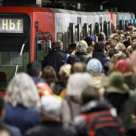 Überfüllte U-Bahn-Haltestelle: Tägliches Pendeln bedeutet für viele Menschen Stress