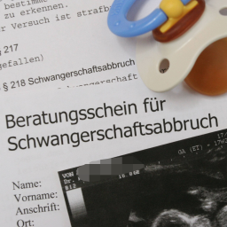 Ultraschallbild, Nuckel und Informationsmaterial zum Schwangerschaftsabbruch