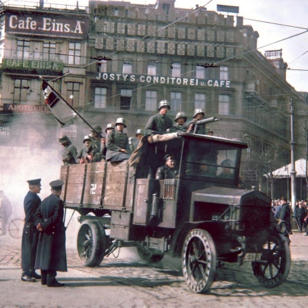Ein nachkolorierte, historische Aufnahme vom März 1920, zeigt eine Gruppe von Putschisten mit Maschinengewehr auf einem LKW, der über den Potsdamer Platz in Berlin fährt. 
