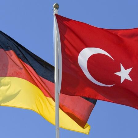 Türkische und deutsche Flagge