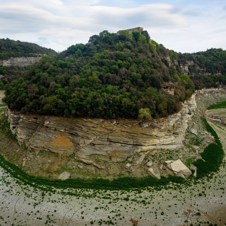 An einer Flussbiegung bei Vilanova de Sau ist das fast wasserlose Flussbett des Flusses Ter in der spanischen Region Katalonien zu sehen. 