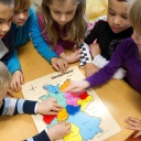 Kinder spielen ein Deutschland-Puzzle