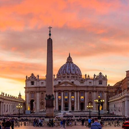 Der Petersdom in Rom im leuchtenden Sonnenuntergang