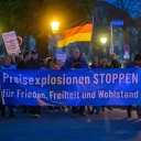 24.10.2022: "Preisexplosion stoppen für Frieden, Freiheit und Wohlstand" steht auf einem Plakat das Demonstranten an der Spitze eines Demonstrationszuges durch die Innenstadt der Landeshauptstadt von Sachsen-Anhalt tragen (Bild: picture alliance/dpa)