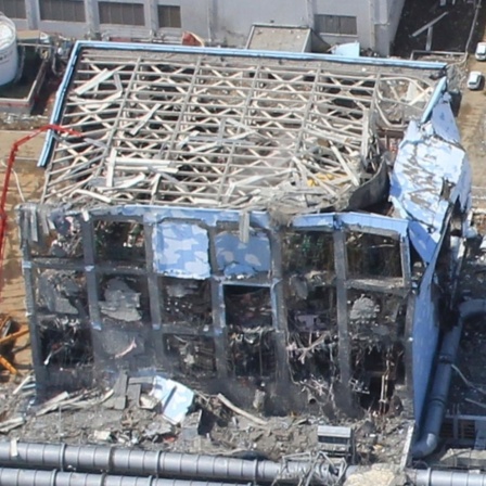 Blick auf einen schwer beschädigten Reaktor des havarierten Atomkraftwerks Fukushima