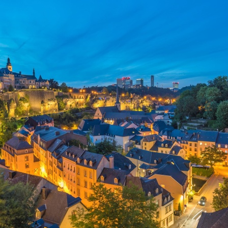 Die historische Altstadt von Luxemburg mit abendlicher Beleuchtung