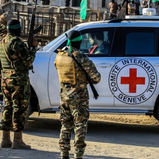Israelische Geiseln werden von Kämpfern der Al-Kassam-Brigaden, dem militärischen Flügel der Hamas, an Vertreter des Internationalen Komitees vom Roten Kreuz (IKRK) übergeben.