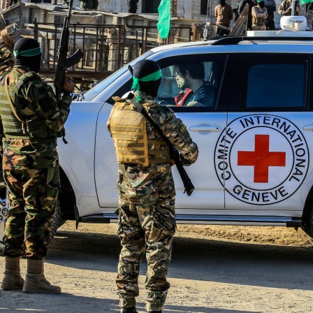 Israelische Geiseln werden von Kämpfern der Al-Kassam-Brigaden, dem militärischen Flügel der Hamas, an Vertreter des Internationalen Komitees vom Roten Kreuz (IKRK) übergeben.
