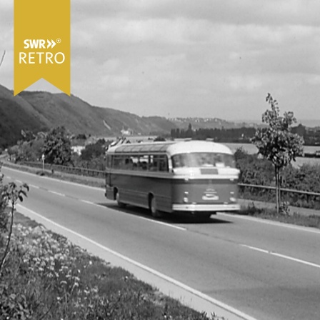 Reisebus fährt auf einer Straße