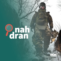 Ein Soldat in der Ukraine läuft eine verschneite Treppe