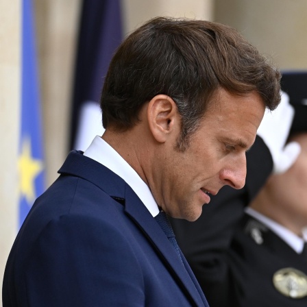 Das Bild zeigt Emmanuel Macron von der Seite am 3. Juni 2022
