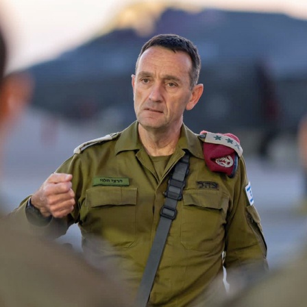 Der Generalstabschef der israelischen Streitkräfte, Herzi Halevi, spricht während eines Treffens mit Piloten auf dem Luftwaffenstützpunkt Nevatim im Süden Israels.