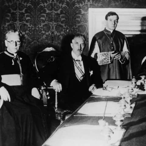 Franz von Papen (links), Eugenio Pacelli (Mitte), der spätere Papst Pius XII und Ludwig Kaas