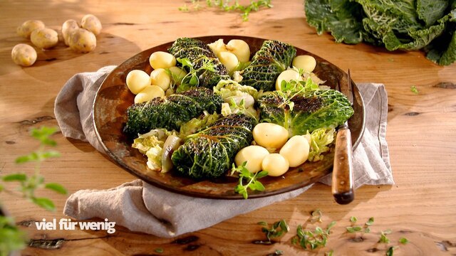 Das Bild zeigt das fertige Gericht "Vegetarische Wirsing-Roulade mit Kartoffeln und Gemüse".