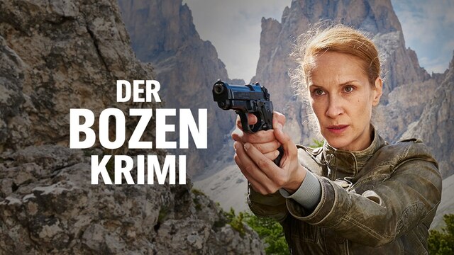 Sonja Schwarz (Chiara Schoras) halt eine Waffe mit ausgestreckten Händen.