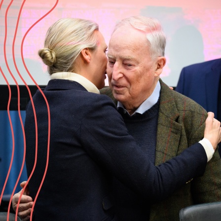 Alice Weidel, Bundesvorsitzende der AfD, begrüßt Alexander Gauland (AfD) zu Beginn der konstituierenden Sitzung der AfD-Fraktion im Deutschen Bundestag.