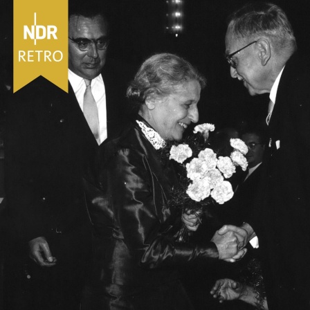 Lise Meitner, Professorin für Physik, erhält den Otto-Hahn-Preis, 09.09.1955. Professor Hahn gratuliert.