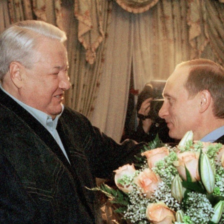 Der gewählte russische Präsident Wladimir Putin (rechts) erhält am 27. März 2000 einen Blumenstrauß von seinem Vorgänger Boris Jelzin während ihres Treffens in Boris Jelzins Residenz außerhalb von Moskau