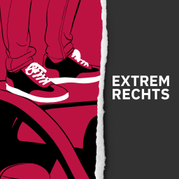 Die Sneaker eines Mannes, der auf einem Autodach steht