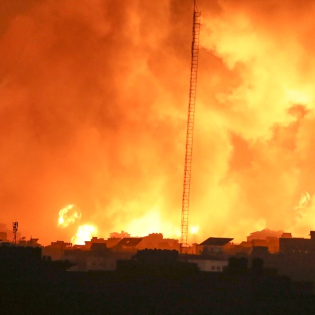 Palästinensische Gebiete, Stadt Gaza: Nach israelischen Luftangriffen auf Gaza steigen Feuer und Rauch aus Gebäuden auf.