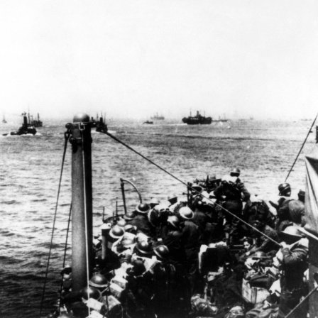 Zwischen dem 26. Mai und dem 4. Juni wurden 335.000 britische und französische Truppen von Tausenden kleiner britischer Boote und Kriegsschiffe von den Stränden gebracht und unter schwerem Luft- und Artilleriebeschuss nach England transportiert. Das Foto zeigt Boote, die Dunkirk verlassen.