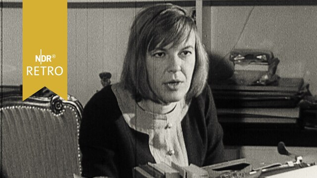 Ingeborg Bachmann an ihrem Schreibtisch beim Interview 1964