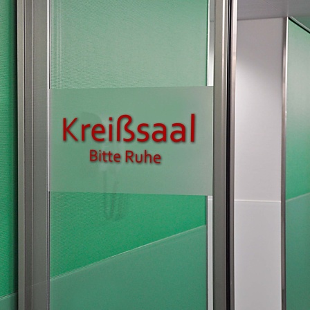 Eine Tür mit der Aufschrift "Kreißsaal"