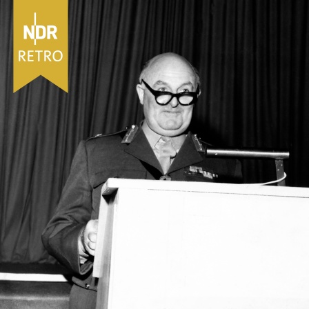 Horatius Murray als Oberbefehlshaber der NATO-Verbände in Nordeuropa hinter einem Rednerpult, 1959 in Baerum
