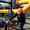 Ein Arbeiter dreht an einem Ventil an einer Gas-Pipeline in der Nähe der ukrainischen Stadt Lwiw.