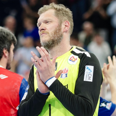 Hamburgs Torwart Johannes Bitter applaudiert dem Publikum nach dem Spiel