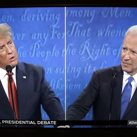 Donald Trump und Joe Biden im CNN-Fernsehbild einer Debatte.