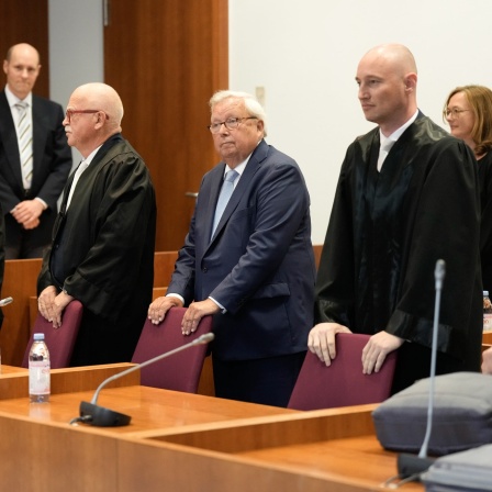 Christian Olearius nimmt mit seinen Anwälten im Gericht platz