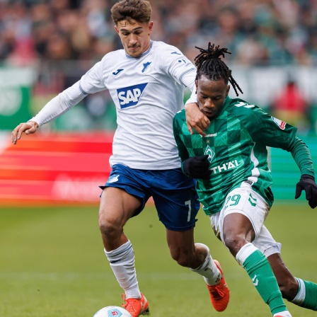 Fußballprofi Tom Bischof (l.) von 1899 Hoffenheim im Bundesligaspiel bei Werder Bremen im Zweikampf mit Issa Kabore