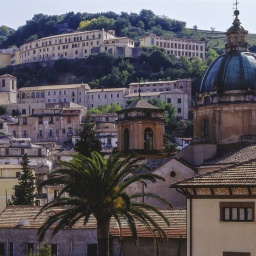 Blick auf die Altstadt von Cosenza in der italienischen Provinz Kalabrien (Bild: IMAGO / allOver-MEV)